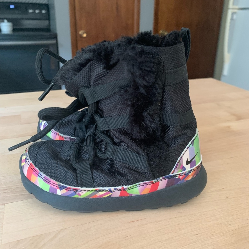 Nike snow boots toddler size 8 - Like new!